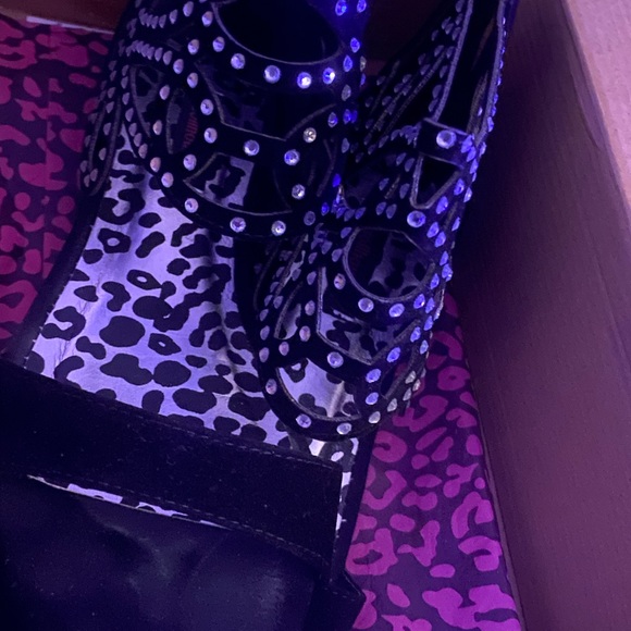 Sandals - Picture 3 of 4